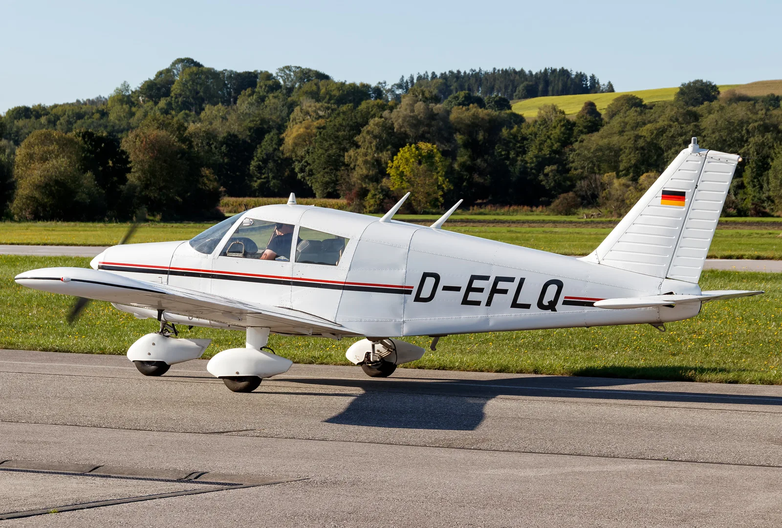 Piper D-EFLQ am Flugplatz